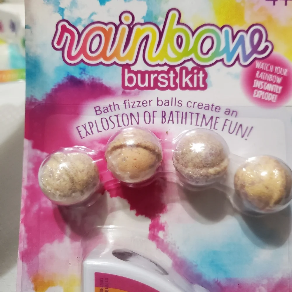 3pack vanilla bath bomb and Rainbow burst 5piece bath set FREE with $40 purchase